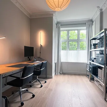Spacious, Quiet, Creative Retreat 2br Lejlighed *